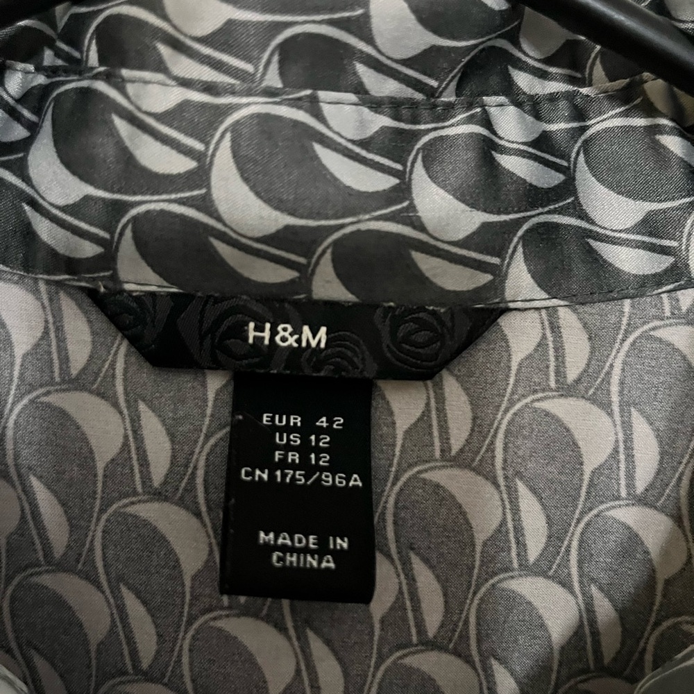 H&M Black and White Geometric Men's Shirt - Picture 4 of 4